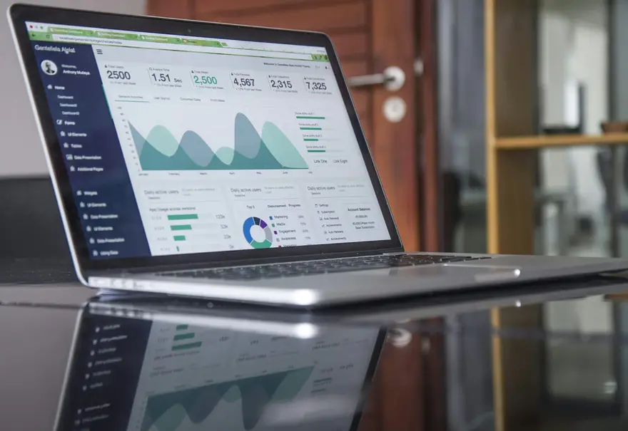 Portátil sobre una mesa mostrando gráficas de evolución de ventas